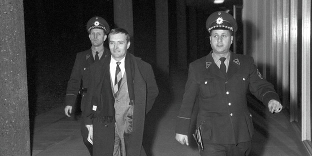 Rudolf Augstein in Begleitung zweier Polizeibeamter