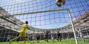 Bumm: Stuttgarts Sasa Kalajdzic schießt das Tor zum 1:0 gegen den 1. FC Köln.