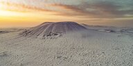 Schneebedeckter Vulkan in Ulanqab im chinesischen Teil der Mongolei