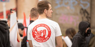 Ein Mann mit einem Shirt mit NPD-Logo auf einem Aufmarsch am 1. Mai 2022 in Dortmund