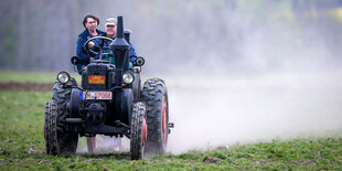 Ein Traktor bei der Arbeit auf einem Feld