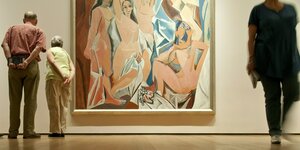 Ausstellungebesucher vor Picassos "Les Demoiselles dÀvignon"