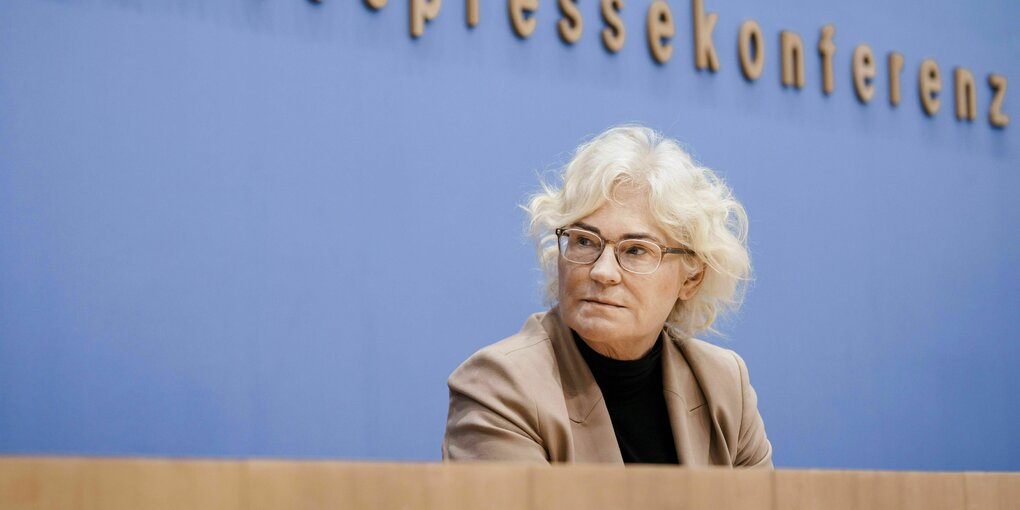 Verteidigungsministerin Christine Lambrecht bei der Bundespressekonferenz