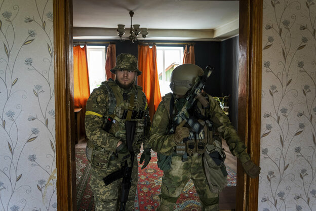 Soldaten in einem Haus