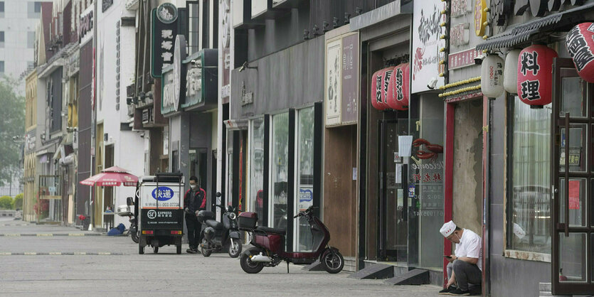 Einkaufsstraße mit geschlossenen Läden und Restaurants