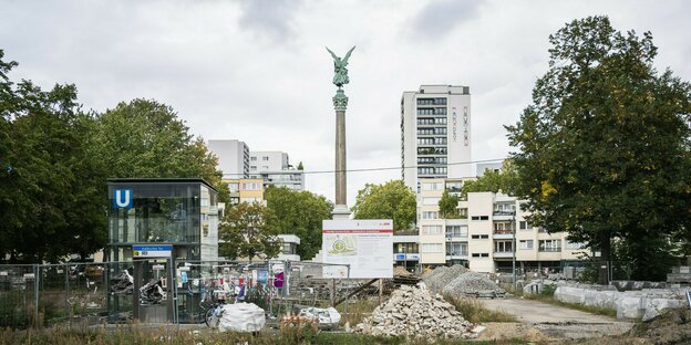 Die Bautelle auf dem Mehringplatz in Berlin. In der Mitte die Friedenssäule.