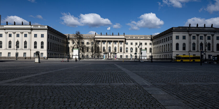 Der menschenleere Bebelplatz vor der Humboldt-Universität zur Mittagszeit.