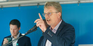 AfD-Spitzenkandidat Markus Wagner spricht in ein Mikrofon