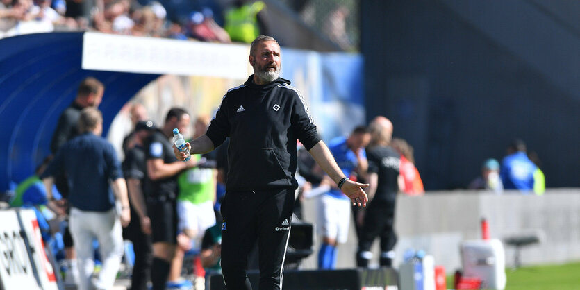 HSV-Trainer Tim Walter rennt über den Rasen