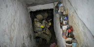 Zwei Soldaten in einem Kellereingang mit Gewehren im Anschlag.