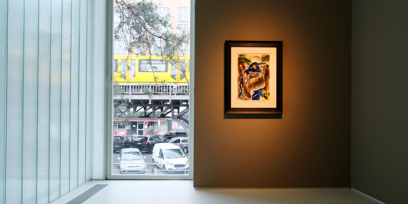 Das Bild American Couple von George Grosz und ein Blick durchs Fenster auf die gelbe Hochbahn in Schöneberg