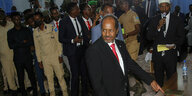 Somalias Präsident Hassan Sheikh Mohamud in einer Traube von Menschen