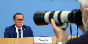 AfD-Parteichef Tino Chrupalla sitzt in der Bundespressekonferenz und schaut bedröppelt drein