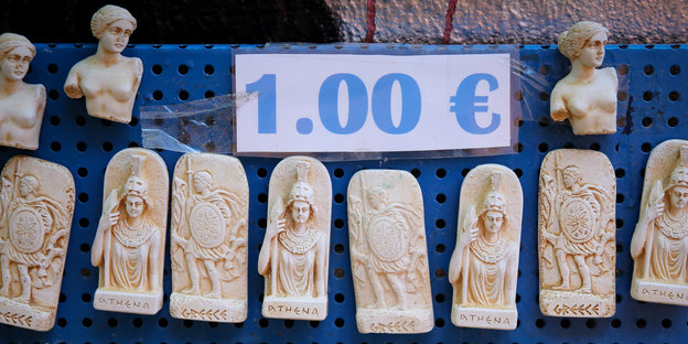 Griechische Souvenire, die nur ein Euro kosten, werden ausgestellt