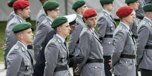 Soldaten und Soldatinnen der Bundeswehr stehen in Reih und Glied