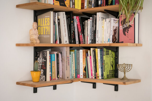 Ein Bücherregal voller Schriften aus postkolonialer Perspektive Ein Bücherregal voller Schriften aus postkolonialer Perspektive