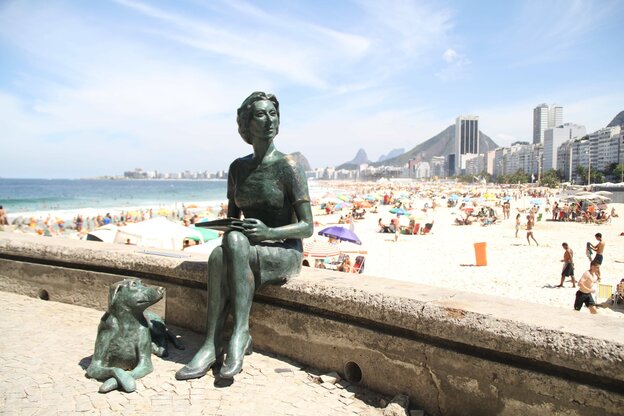 Statue von Clarice Lispector am Strand von Leme, Rio de Janeiro