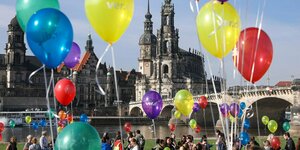 Kinder und Beschäftigte des Sozial- und Erziehungsdienstes der Einrichtungen in Chemnitz, Dresden und Leipzig nehmen am Königsufer in Dresden an Warnstreiks und einer Kundgebung teil.