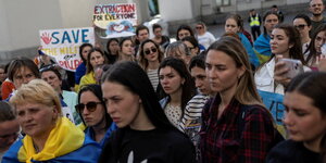 Eine Gruppe junger Frauen steht eng zusammen und demonstriert