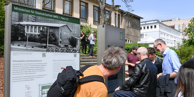 Leute schauen auf eine Informationastelle: Ein neues Leit-und Informationssystem wurde in der ehemaligen Stasi-Zentrale in Lichtenberg vom Projekt "Campus für Demokratie" vorgestellt.