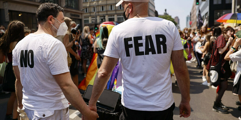 Straßenszene beim Christopher Street Day 2021 in Berlin