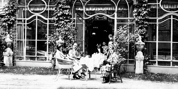 Vor einem reich verzierten Cafe sitzen russische Damen und Herren beim Tee, Aufnahme von 1924