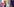 Elisabeth Borne hinter Mikrofonen und mit Flaggen im Hintergrund