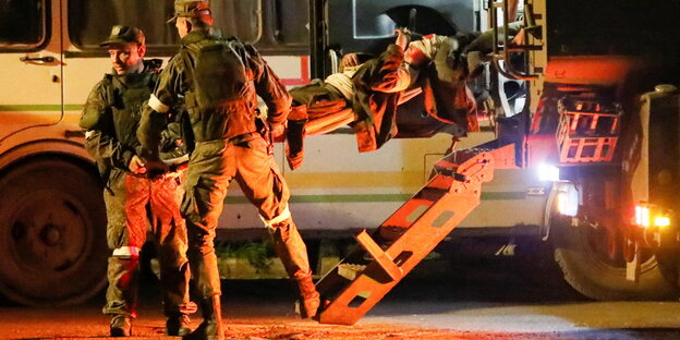 In einen Bus werden verletzte Soldaten geladen In einen Bus werden verletzte Soldaten geladen