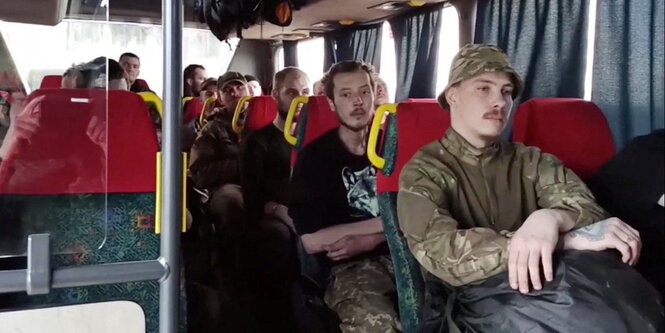 Soldaten sitzen in einem Bus