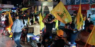 Hizbollah Anhänger mit gelben Fahnen auf Mopeds