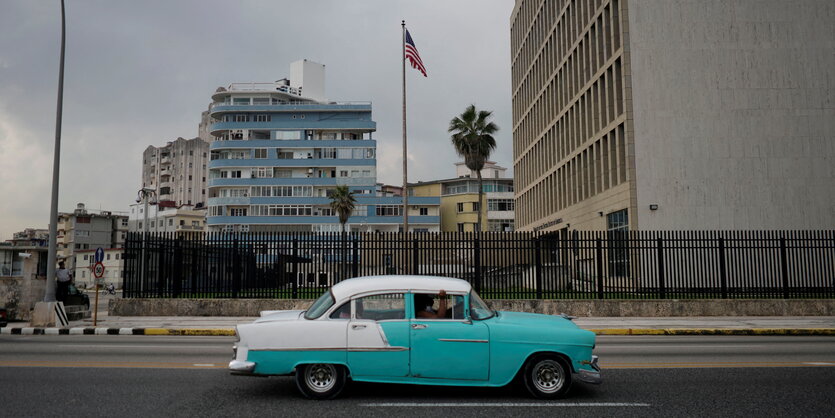 Türkisfarbener Oldtimer, eine US-Fahne weht im Hintergrund