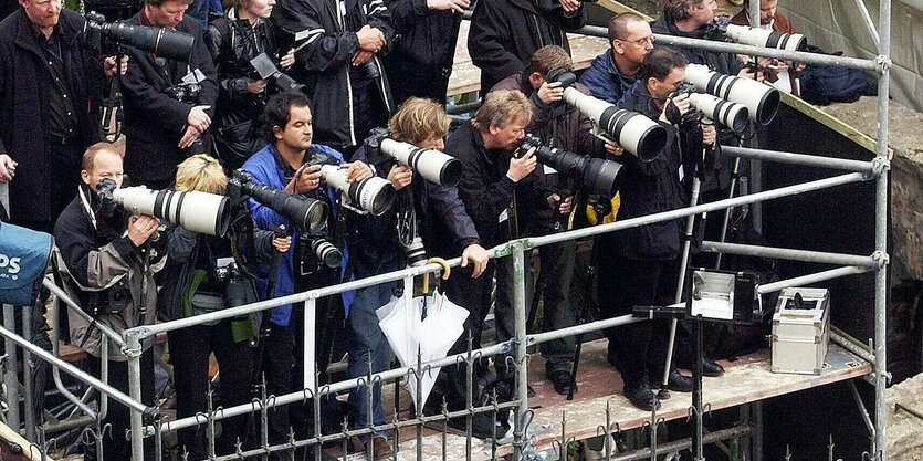 Medienschaffende stehen Schlange um am Tatort in Efurt ein Bild vom Amoklauf zu bekommen