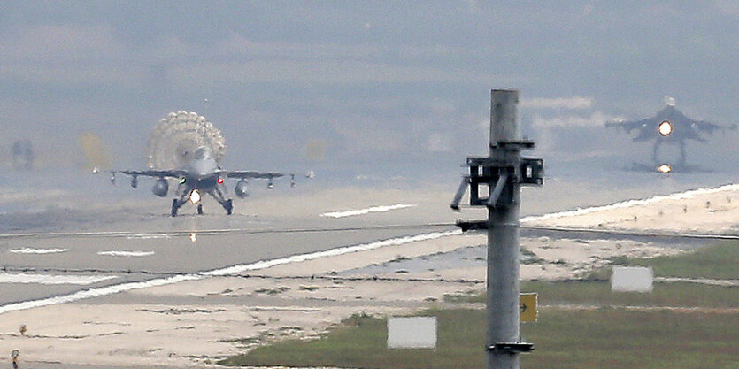 Türkische Militärflugzeuge auf einer Landebahn