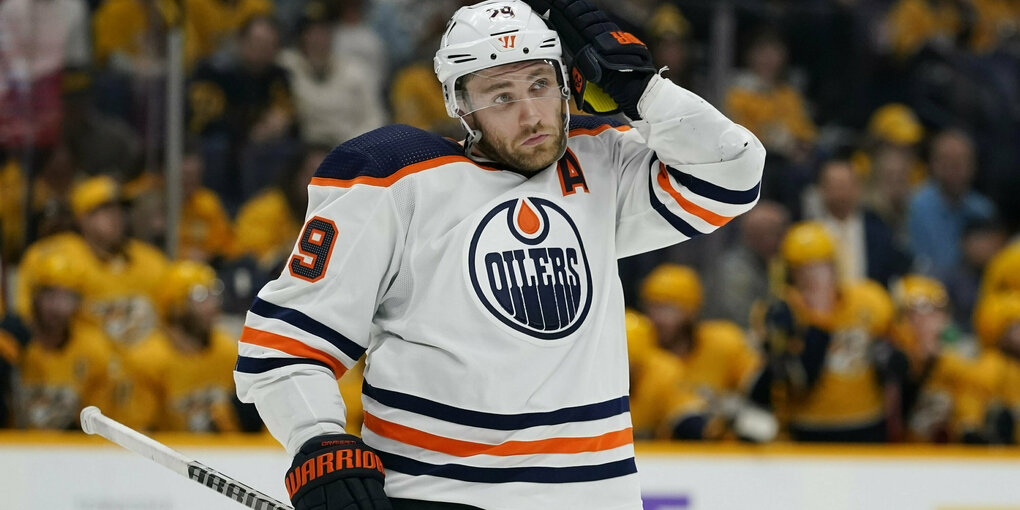 Leon Draisaitl richtet seinen Helm