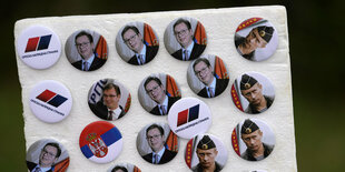 Sticker mit Putin und Vucic