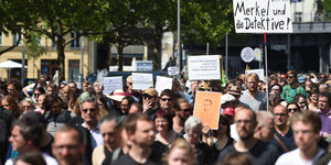Menschen demonstrieren in Berlin für Pressefreiheit