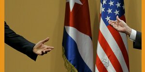 Eine Nahaufnahme der Hände von Barack Obama und Raul Castro