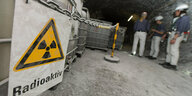 Radkiaktivitätszeichen auf einem Schild in einem Tunnel