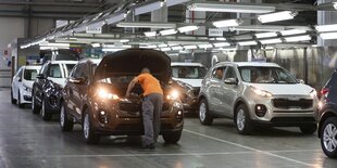 Autofabrik, fertig gebaute Wagen in einer Reihe