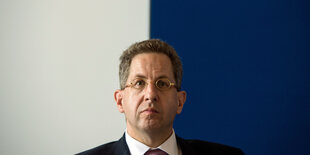 Hans-Georg-Maaßen vor blau-weißem Hintergrund