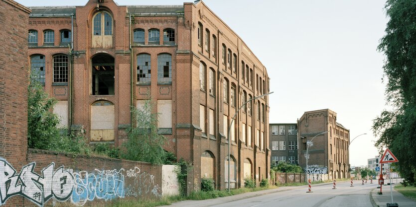 Heruntergekommenes rotverklinkertes Fabrikgebäude in Hamburg-Harburg