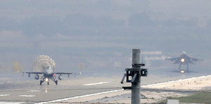Ein türkisches Militärflugzeug auf einer Rollbahn