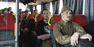 Evakuierte ukrainische Soldaten in einem Bus