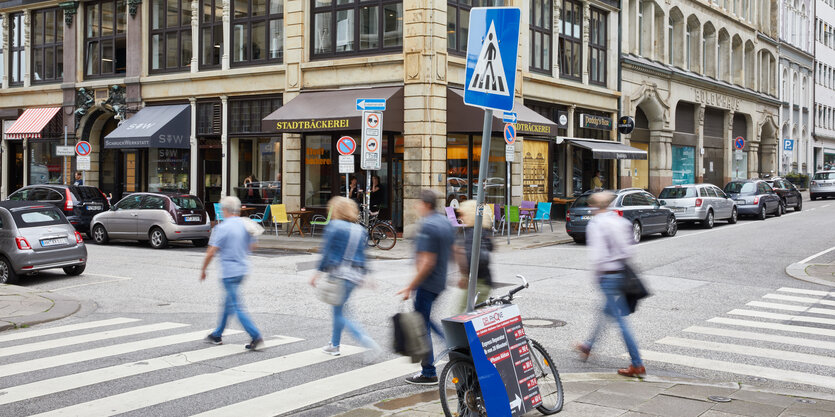 Fußgänger auf einer Kreuzung mit Zebrastreifen