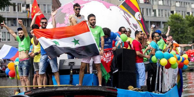 Flüchtlinge auf einem Boot der Gay Pride in Amsterdam