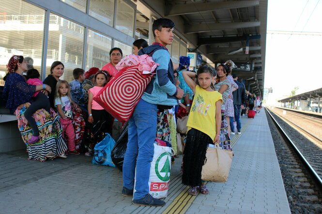 Roma an einem Bahngleis