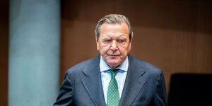 Gerhard Schröder guckt mürrisch