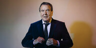 Altkanzler Gerhard Schröder im schwarzen Anzug