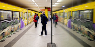 Wartende auf U-Bahnhof