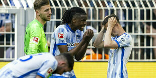 Gestikulierende enttäuschte Hertha-Profis nach dem Schlusspfiff